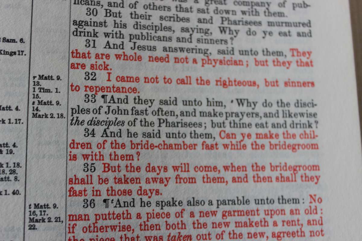 HOLY BIBLE (KING JAMES VERSION) RED LETTER EDITION HEIRLOOM BIBLE PUBLISHERS