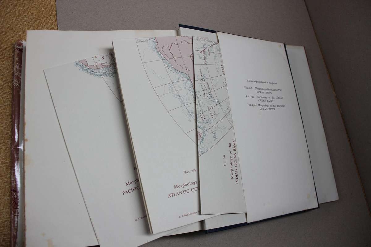 MORPHOLOGY OF THE EARTH  by Lester King