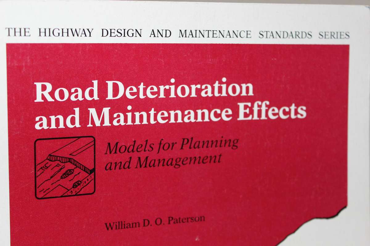 ROAD DETERIORATION AND MAINTENANCE EFFECTS (Models for Planning and Management) William D O Paterson