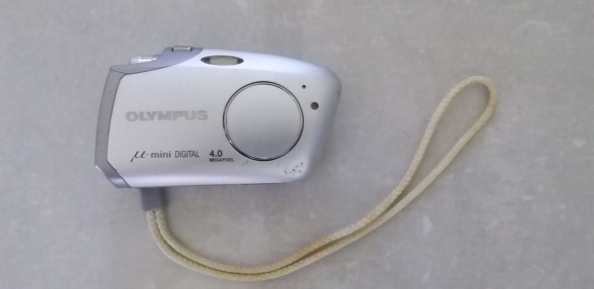 OLYMPUS MICRO-MINI DIGITAL CAMERA IN EXCELLENT CONDITION