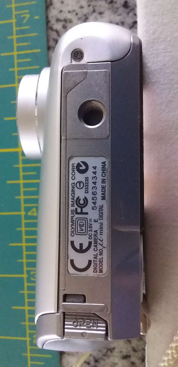 OLYMPUS MICRO-MINI DIGITAL CAMERA IN EXCELLENT CONDITION