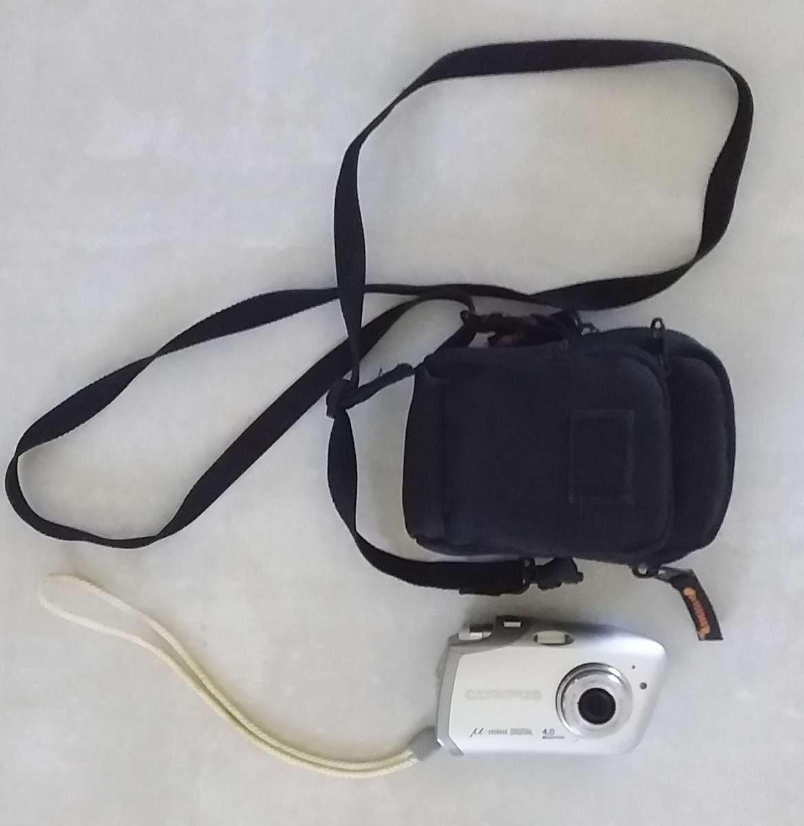 OLYMPUS MICRO-MINI DIGITAL CAMERA IN EXCELLENT CONDITION