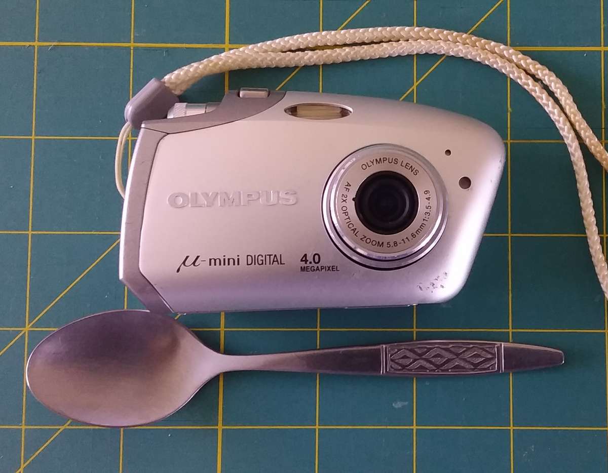 OLYMPUS MICRO-MINI DIGITAL CAMERA IN EXCELLENT CONDITION