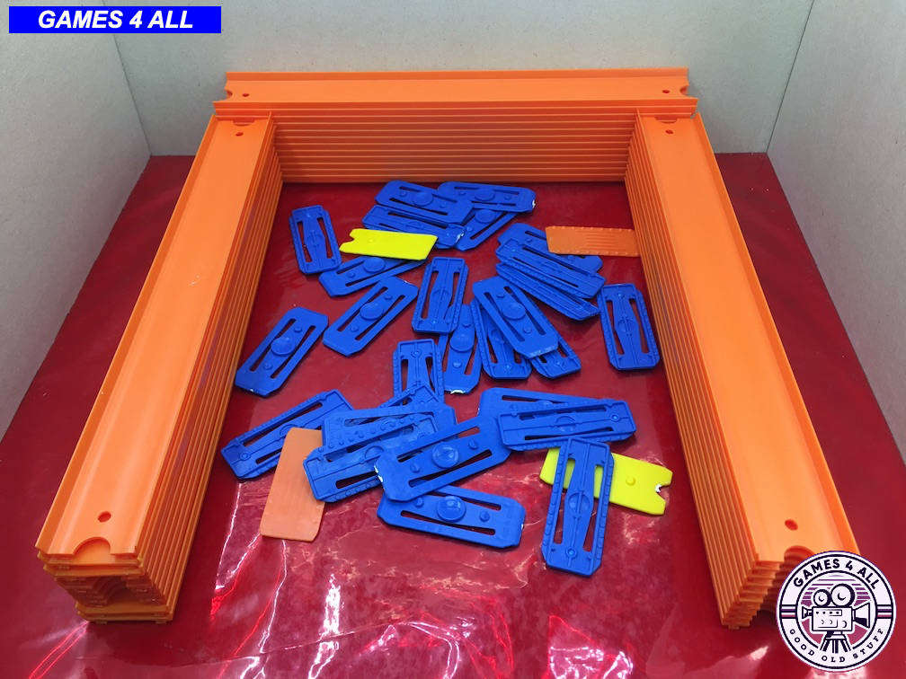 32 Hot Wheels Tracks & Connectors - Like Bew