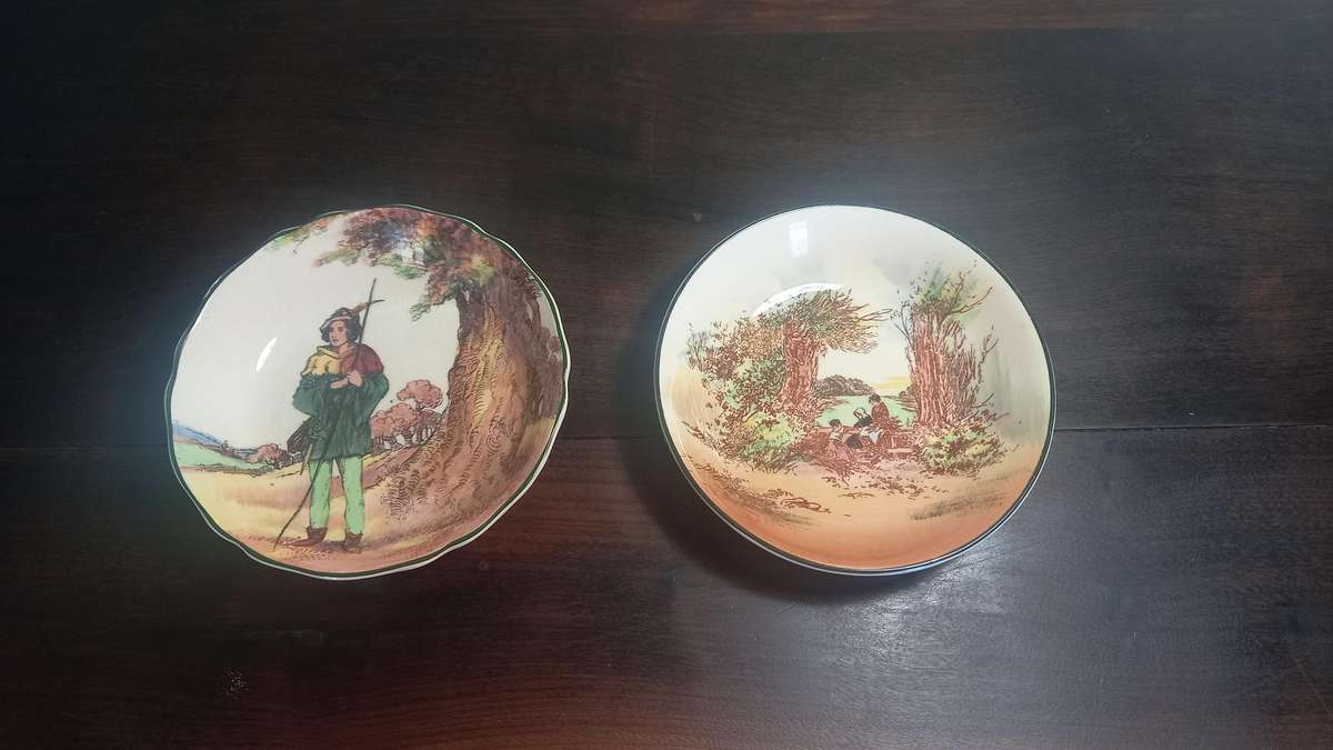 2 x ROYAL DOULTON SMALL PLATES 13cm