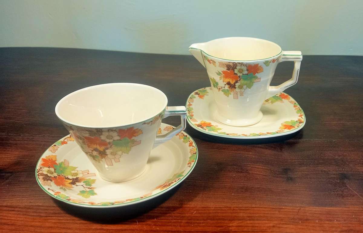 GRINDLEY 6 X TEA CUPS AND SAUCERS AND MILK JUG PLUS 1 X SMALL PLATE