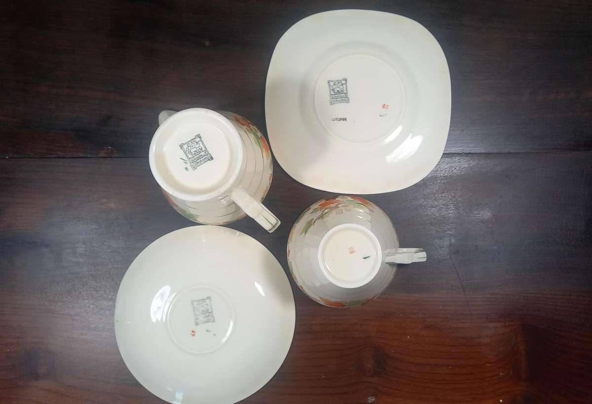 GRINDLEY 6 X TEA CUPS AND SAUCERS AND MILK JUG PLUS 1 X SMALL PLATE