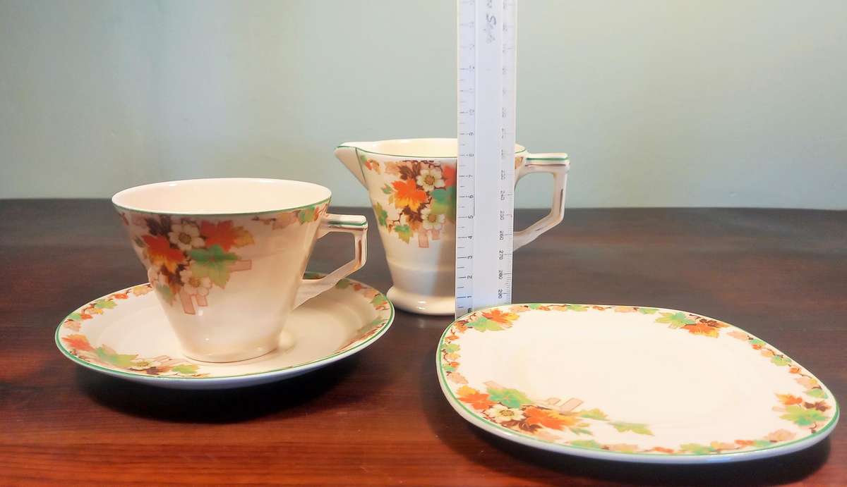 GRINDLEY 6 X TEA CUPS AND SAUCERS AND MILK JUG PLUS 1 X SMALL PLATE