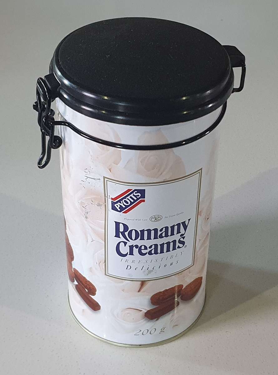 PYOTT'S ROMANY CREAM tin as per photos