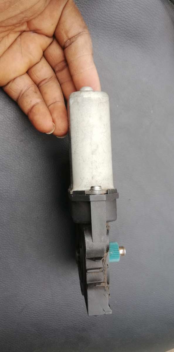 BMW E90 LHR WINDOW MOTOR 71002603