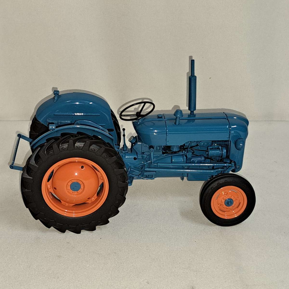 Fordson Dexta      1958  Tractor - Universal Hobbies  UH2897 - Scale 1/16