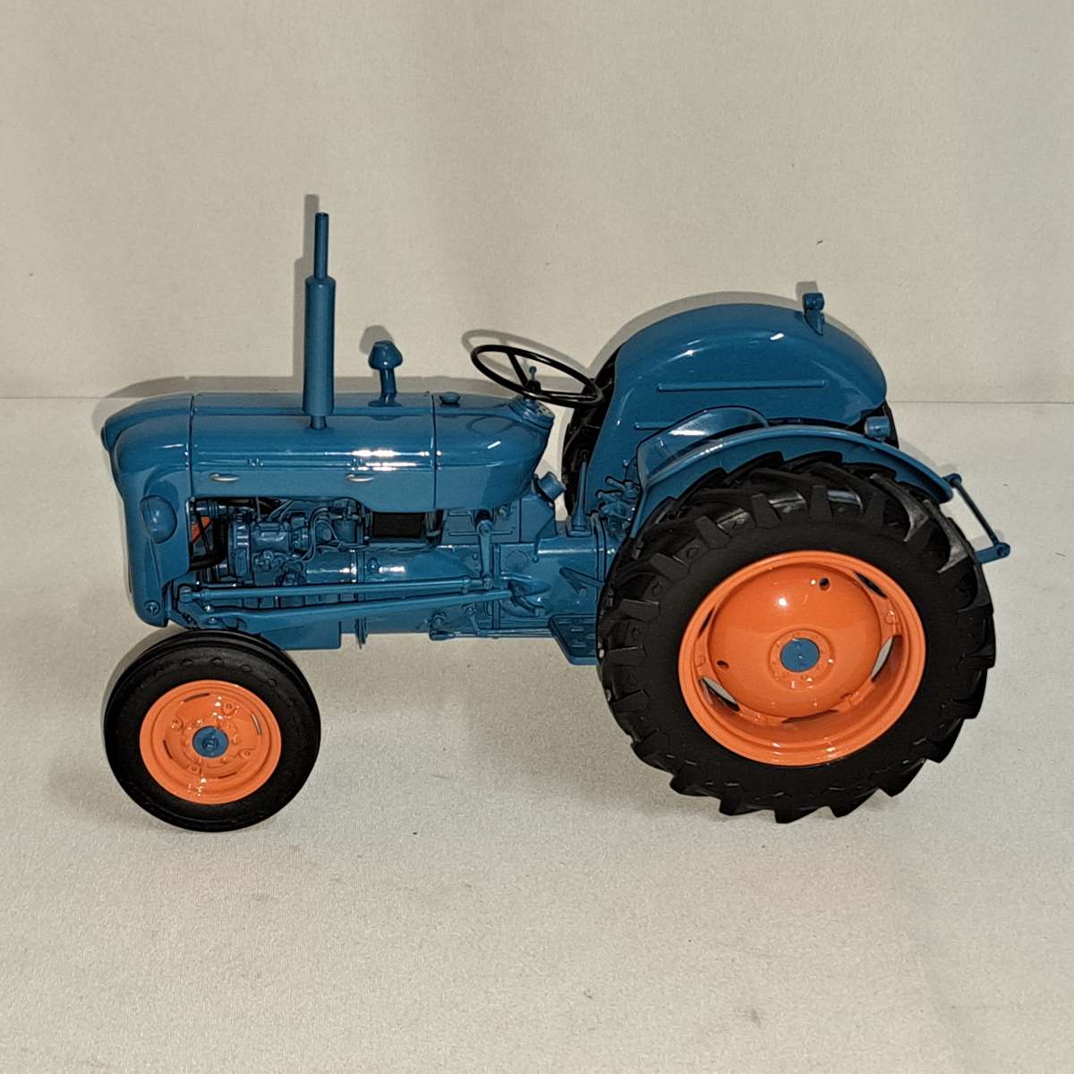 Fordson Dexta      1958  Tractor - Universal Hobbies  UH2897 - Scale 1/16