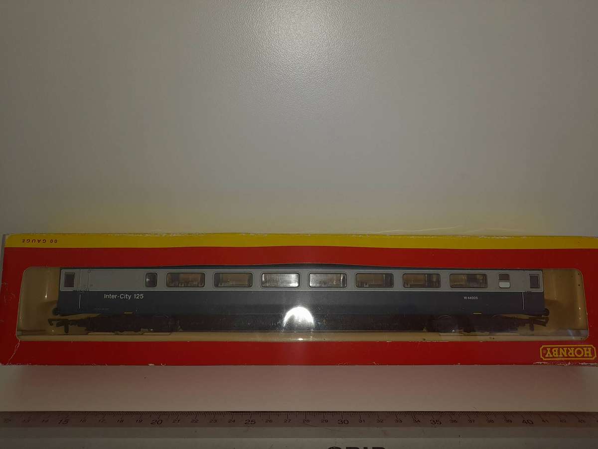 Railway: Passenger Couch Car (OO Gauge)  by Hornby