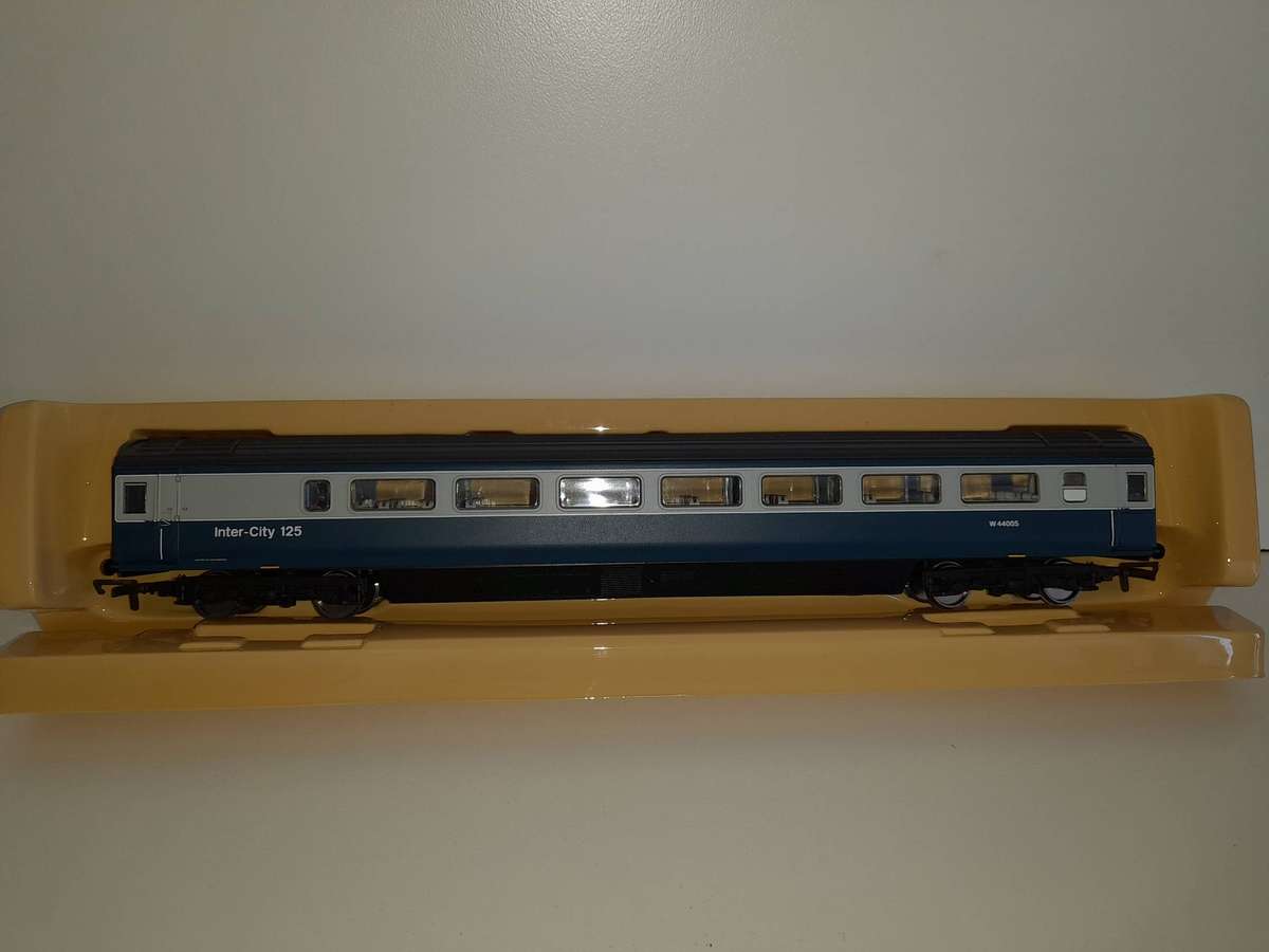 Railway: Passenger Couch Car (OO Gauge)  by Hornby