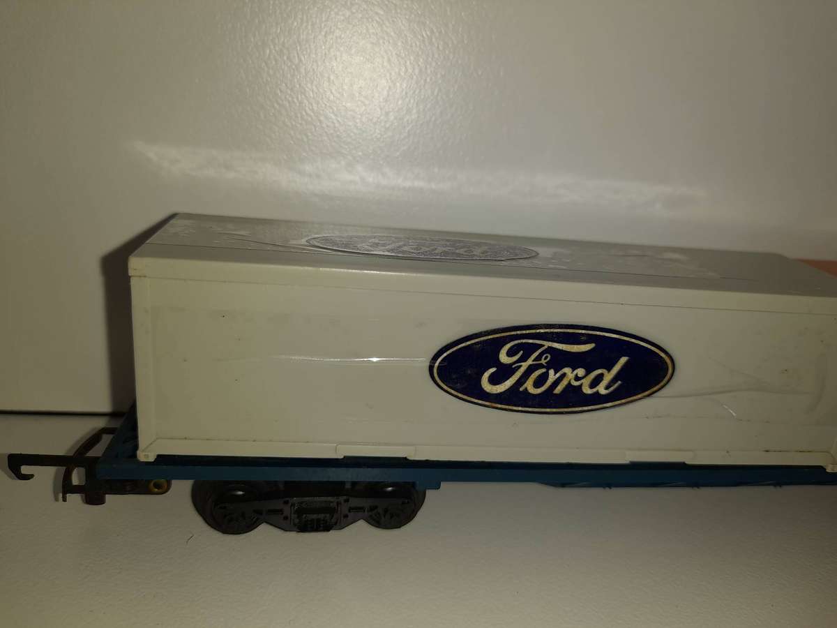 Railway: Container Carrier (OO/HO Gauge)  by Hornby