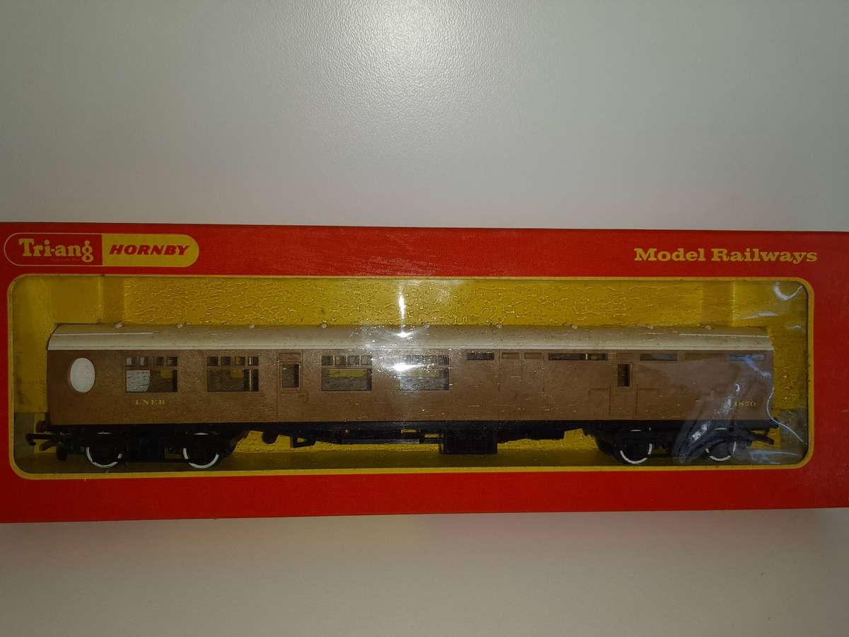 Railway: Couch (OO/HO Gauge)  by Hornby