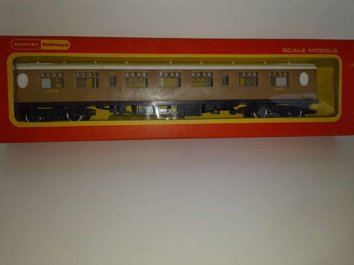 Railway: Full Third Couch (OO/HO Gauge)  by Hornby