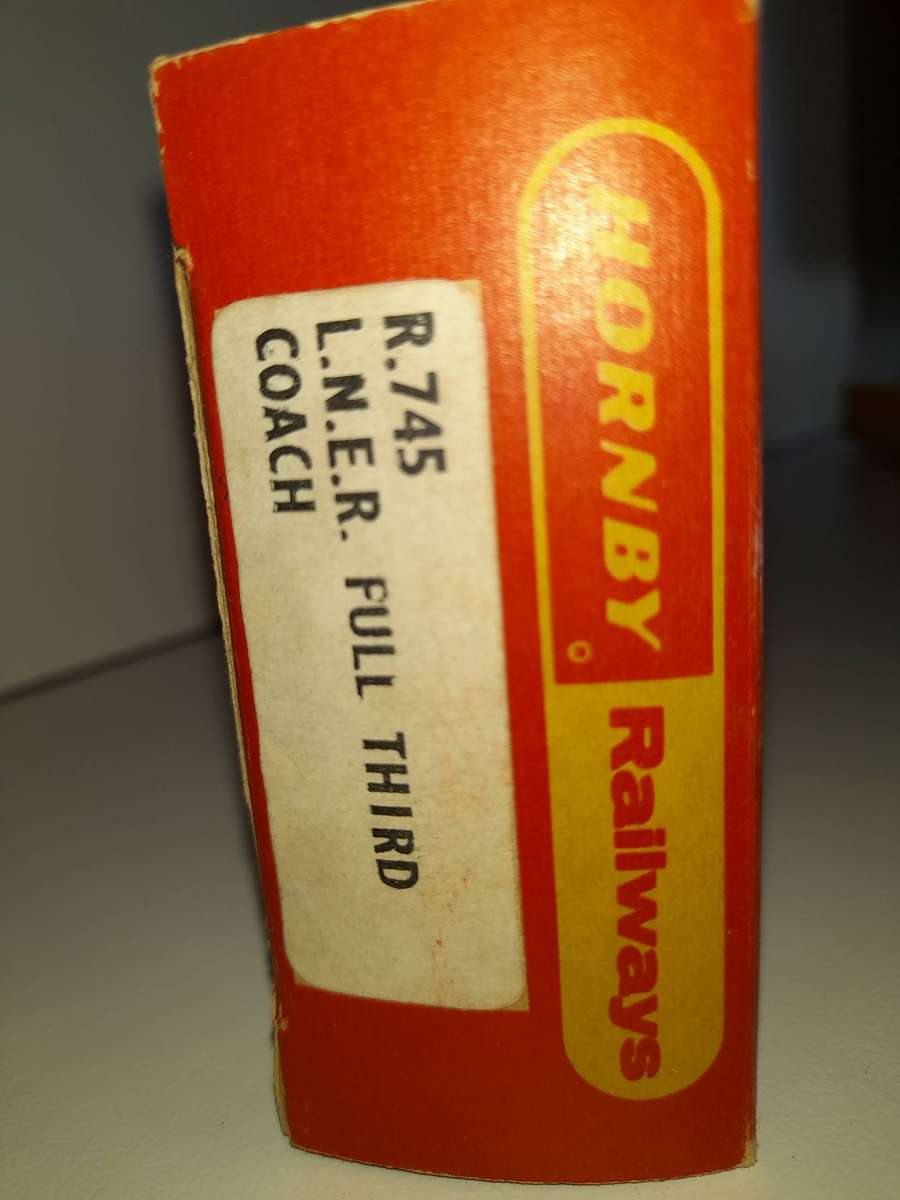 Railway: Full Third Couch (OO/HO Gauge)  by Hornby