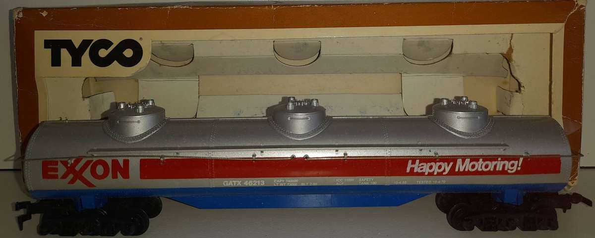 Railway: Triple Dome Tank Car (HO Gauge) by Tyco