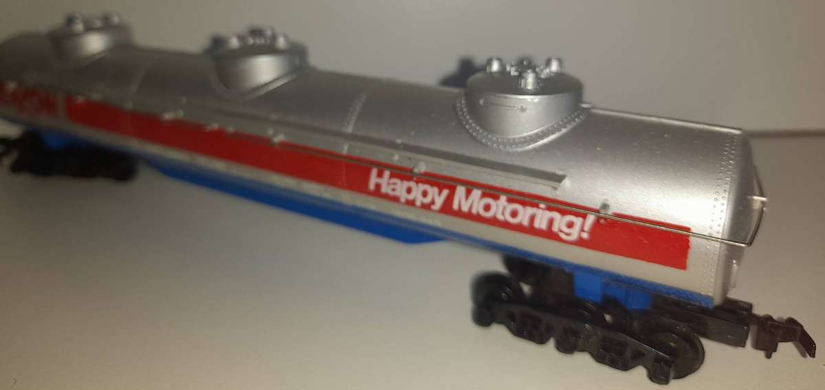 Railway: Triple Dome Tank Car (HO Gauge) by Tyco