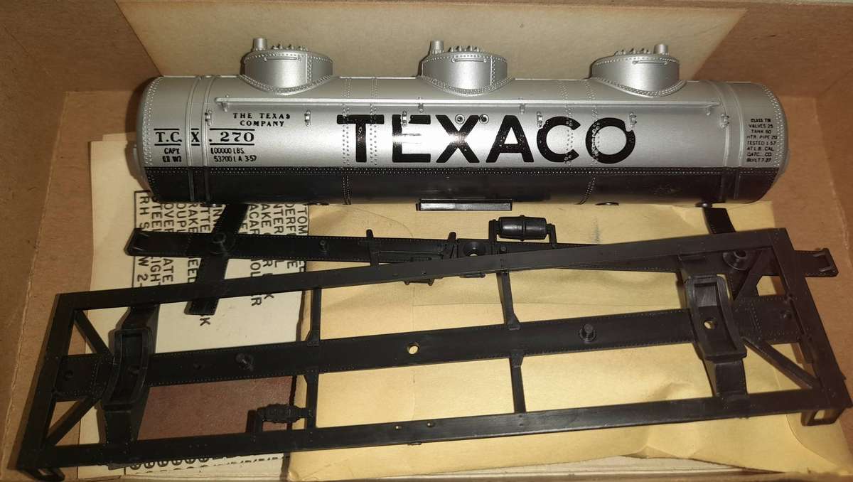 Railway: 3 Dome Tank Car Kit (HO Gauge) by Athearn