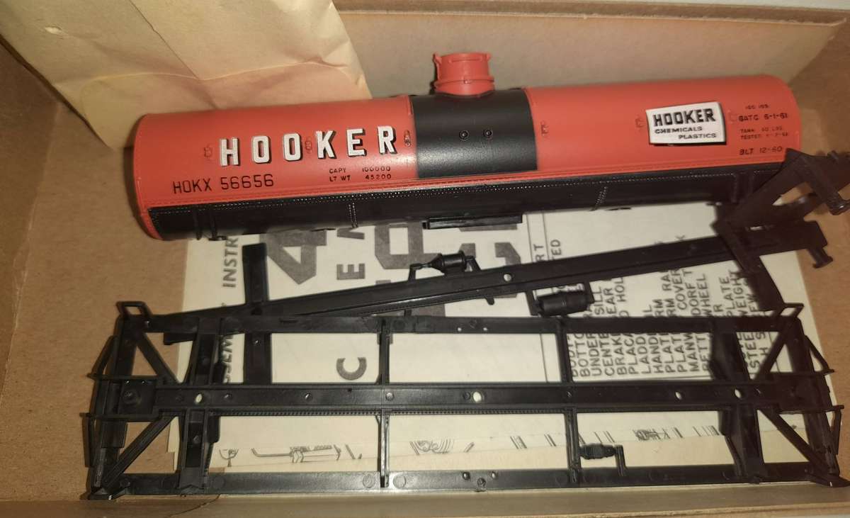 Railway: Hooker Chemical Tank Car Kit (HO Gauge) by Athearn
