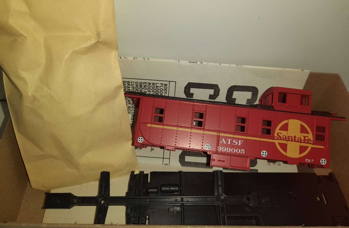 Railway: ATSF Caboose Kit (HO Gauge) by Athearn