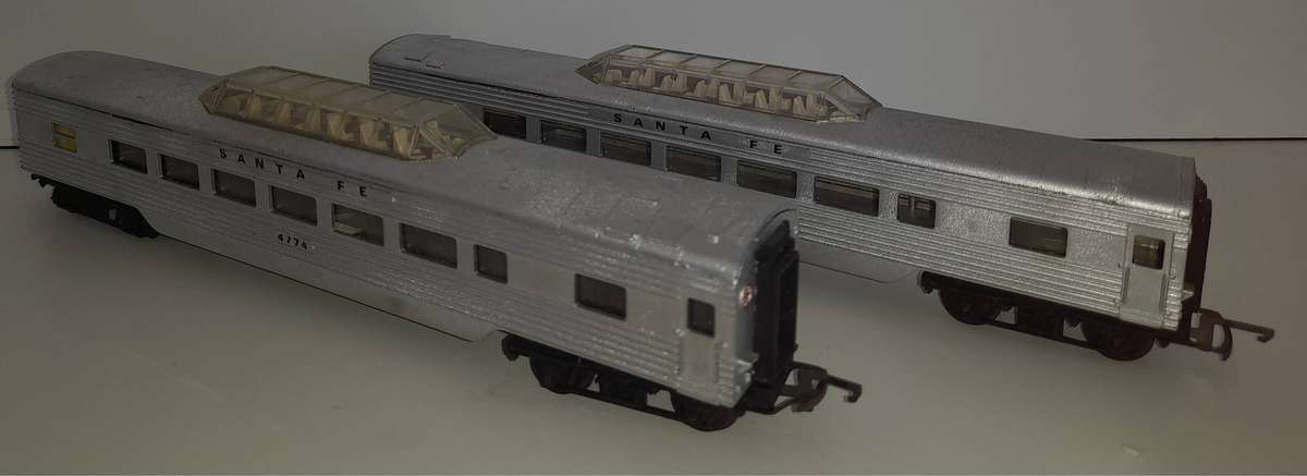 Railway: Santa Fe Coach X 2 (HO Gauge) by Tri-ang
