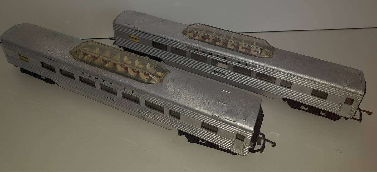 Railway: Santa Fe Coach X 2 (HO Gauge) by Tri-ang