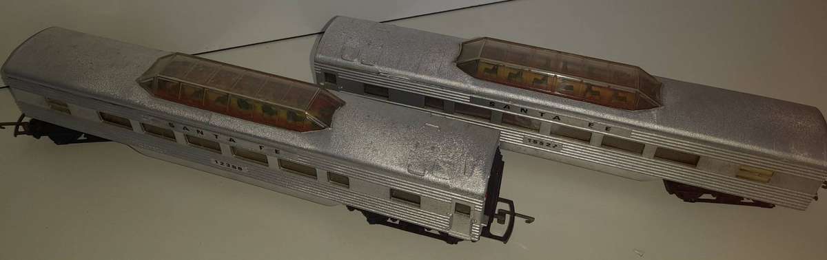 Railway: Santa Fe Coach X 2 (HO Gauge) by Tri-ang