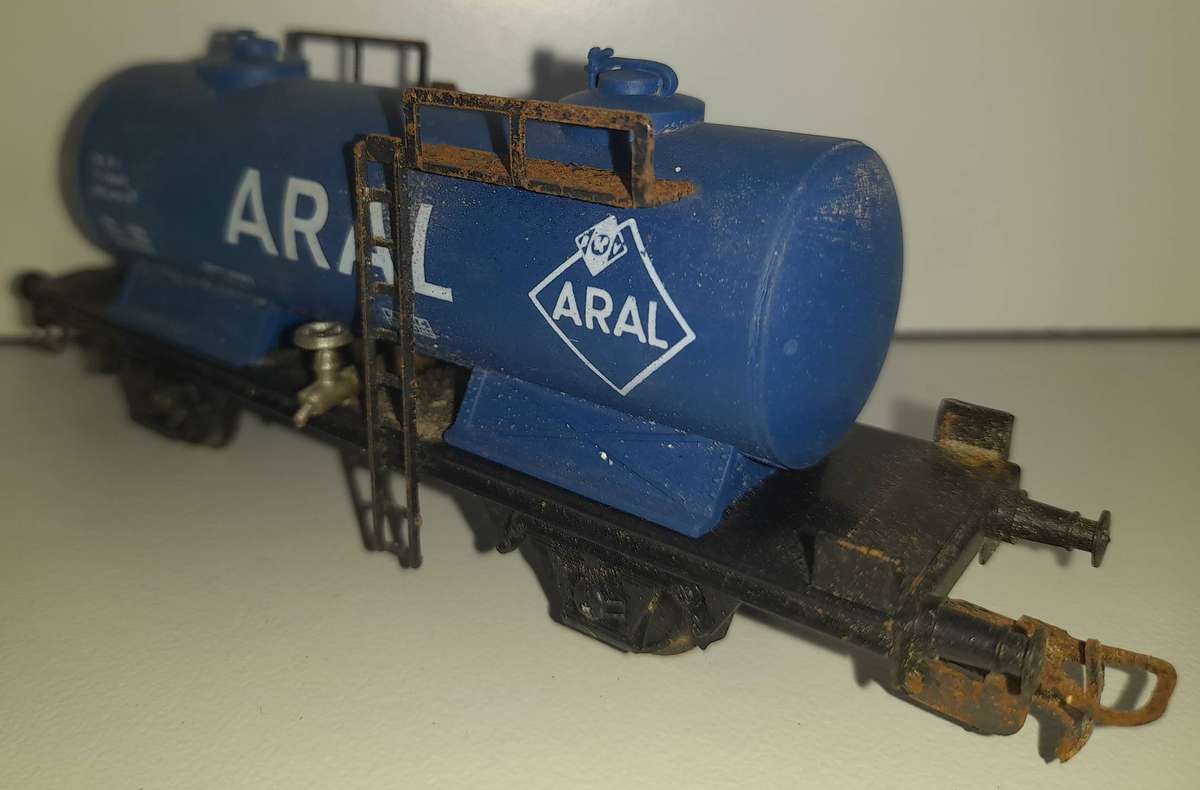 Railway: Rolling Stock -  Chemical Tanker (HO Scale)