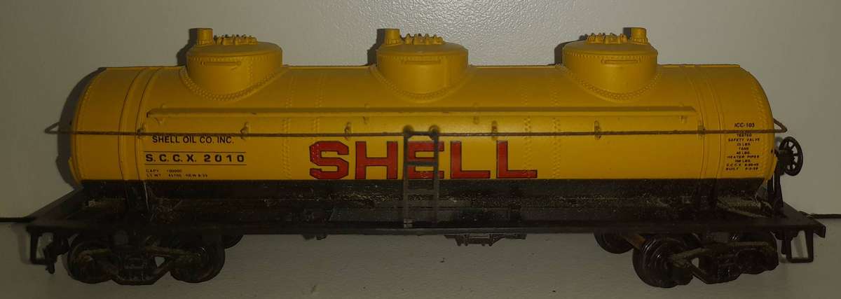 Railway: Rolling Stock -  Shell Fuel Tanker (HO Scale)