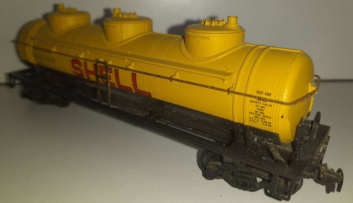 Railway: Rolling Stock -  Shell Fuel Tanker (HO Scale)