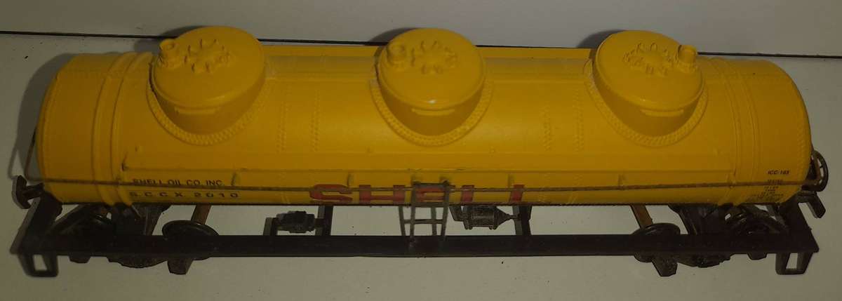 Railway: Rolling Stock -  Shell Fuel Tanker (HO Scale)