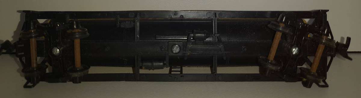 Railway: Rolling Stock -  Shell Fuel Tanker (HO Scale)