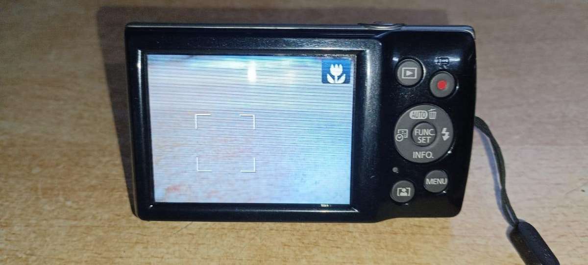 Canon IXUS 185  8x Zoom incl memory card and charger and pouch