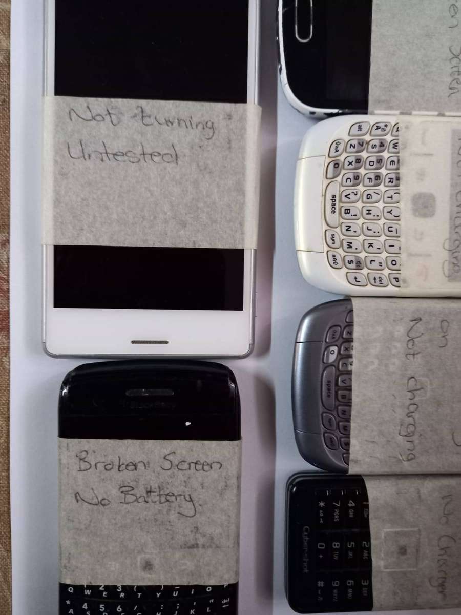 Broken phones x 6