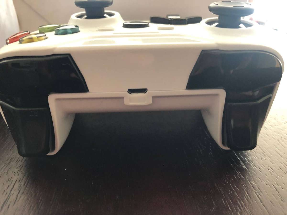 2 x Wireless XBox One Rechargeable Controllers