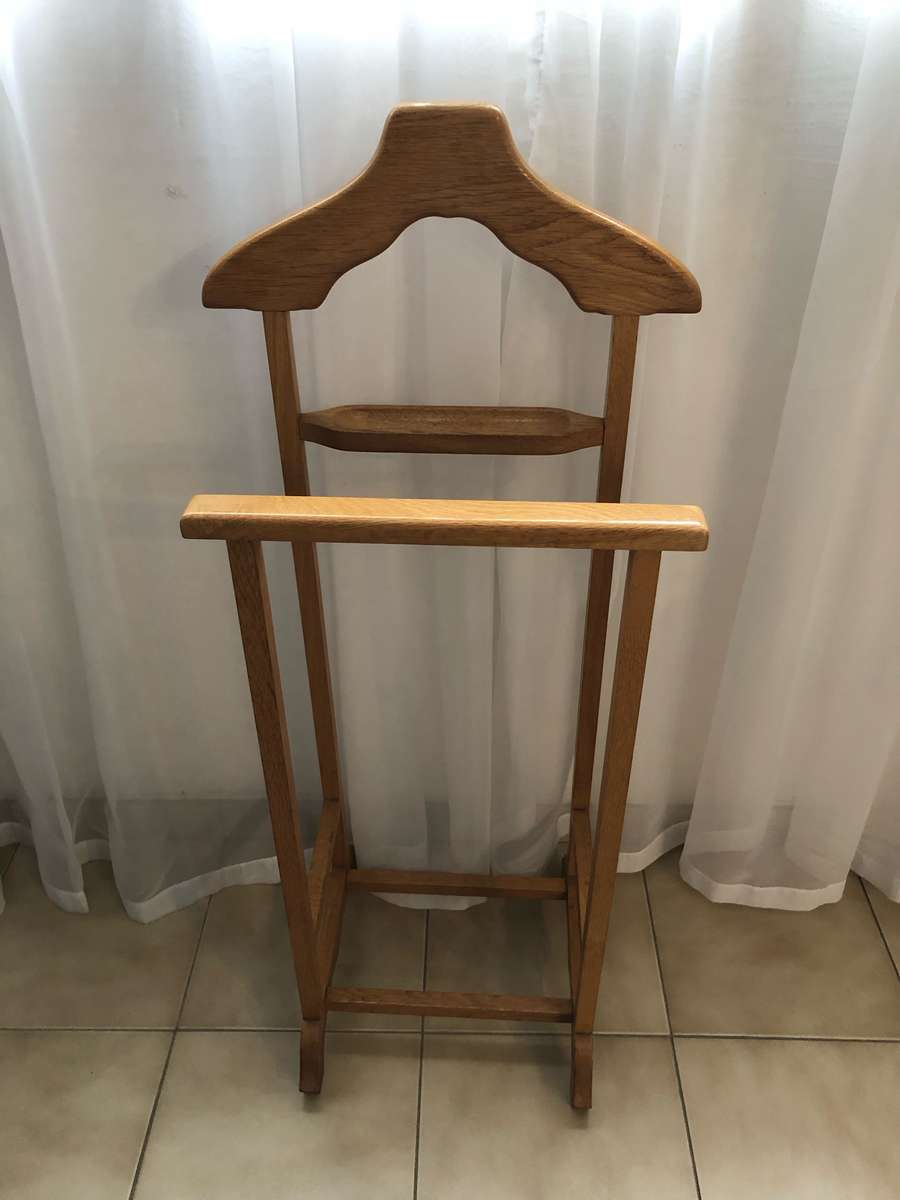 Solid oak dumb valet in pristine condition