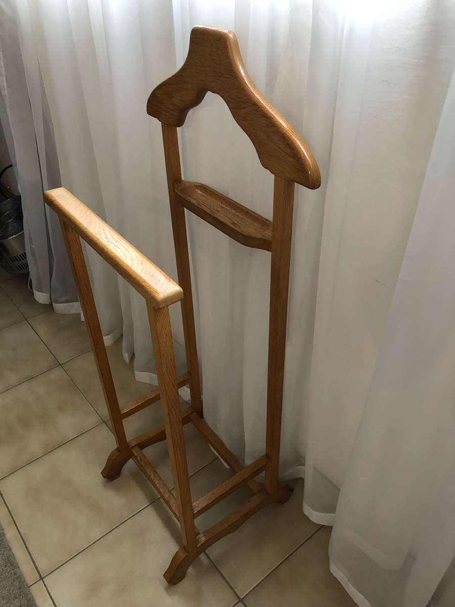 Solid oak dumb valet in pristine condition