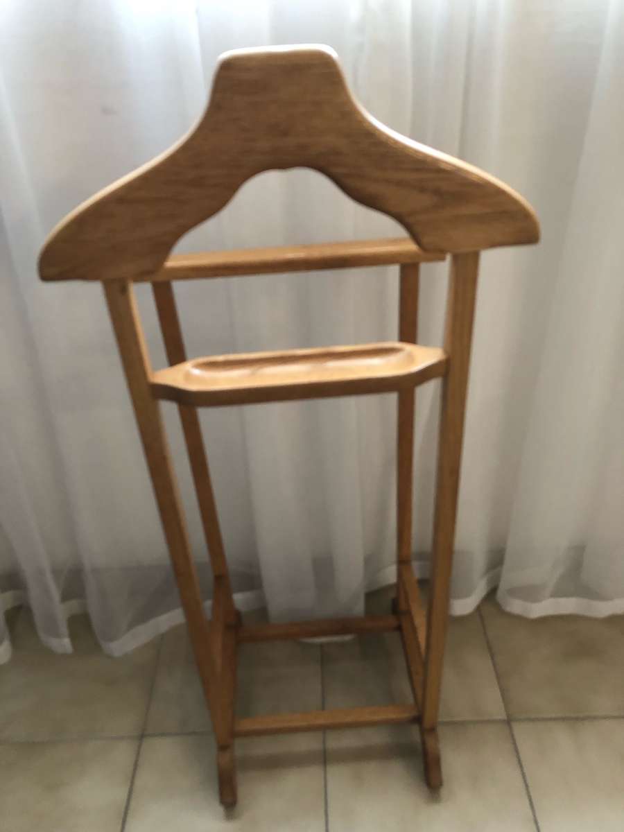 Solid oak dumb valet in pristine condition