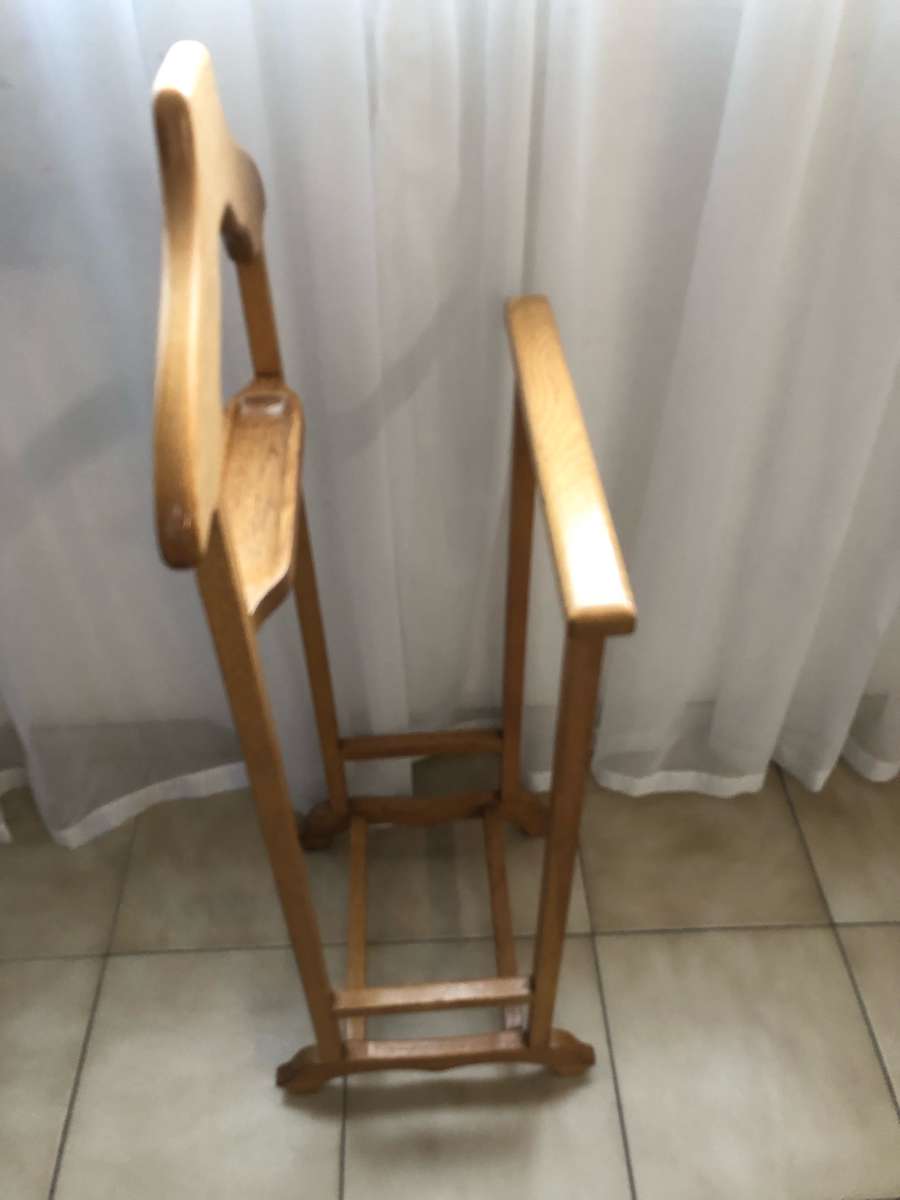 Solid oak dumb valet in pristine condition