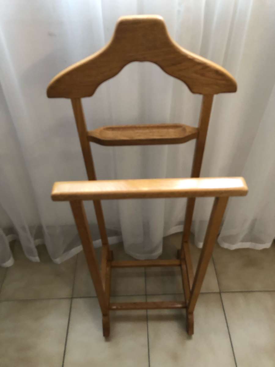 Solid oak dumb valet in pristine condition