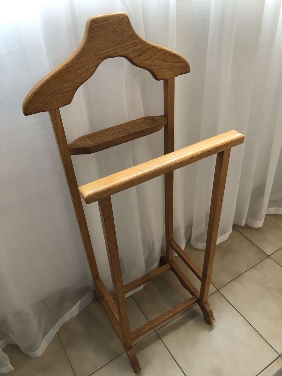 Solid oak dumb valet in pristine condition