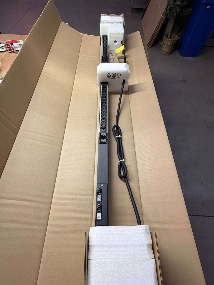 HPE 7.3kVA Metered Power Distribution Unit ( PDU )