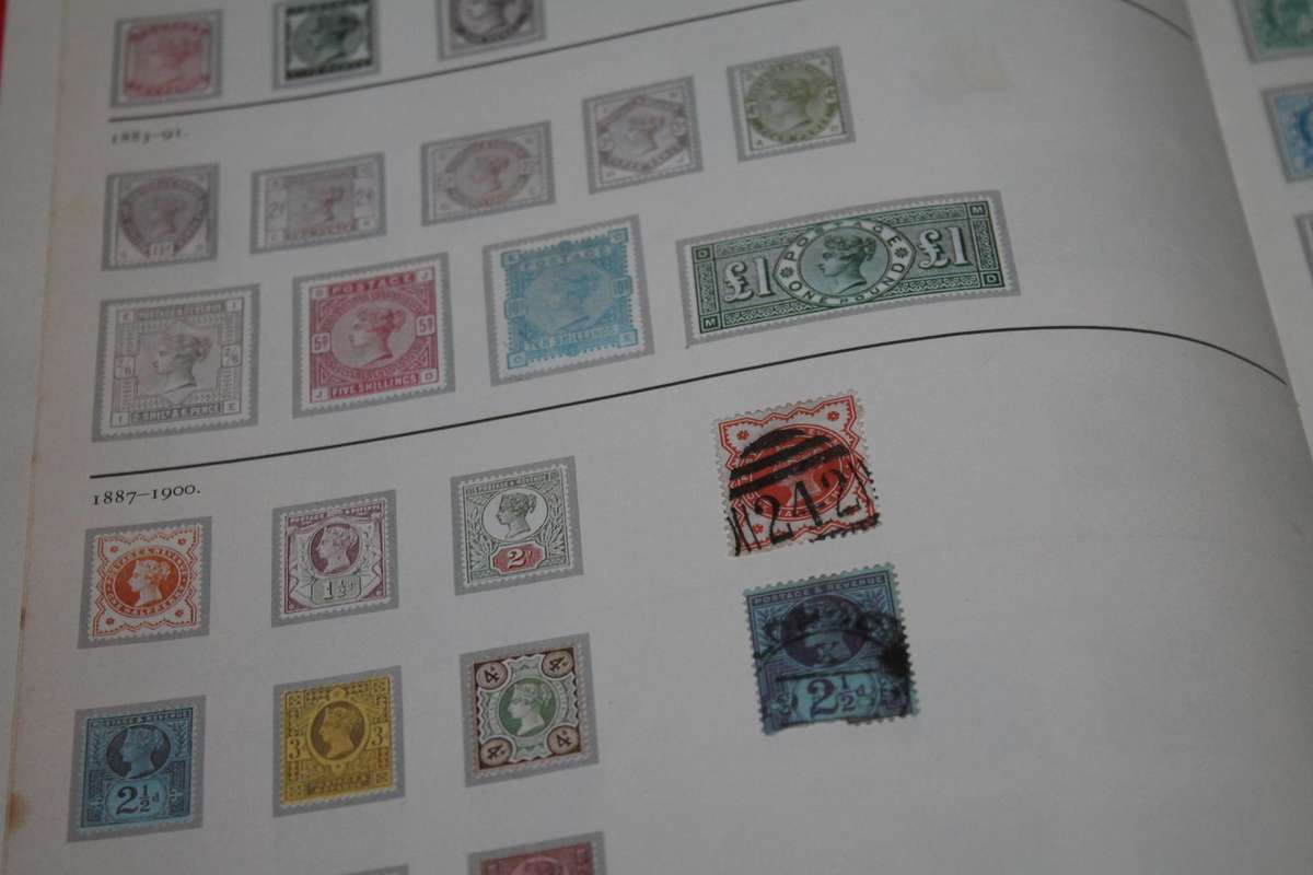 Stamp Album 500 Assorted Stamps