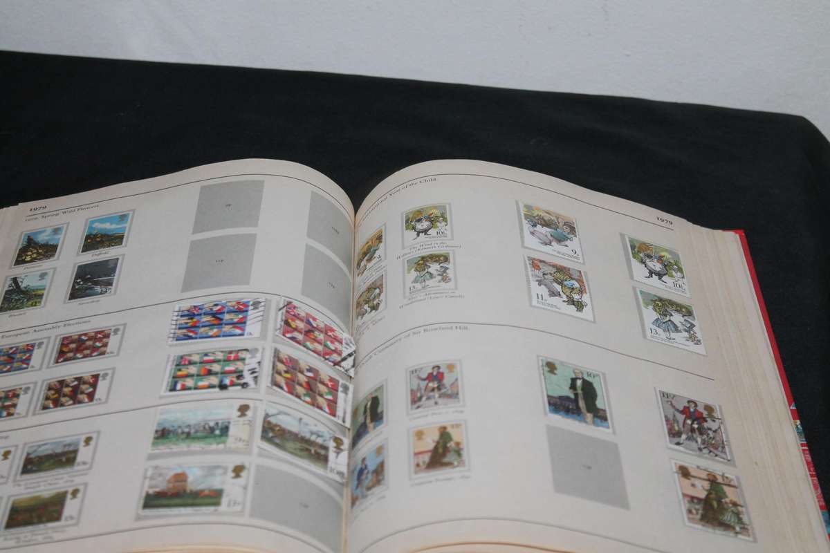 Stamp Album 500 Assorted Stamps