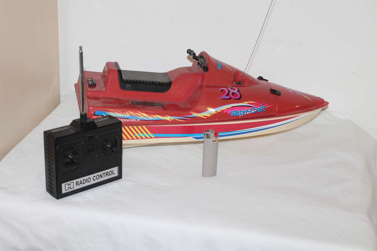 Remote Controlled Speed Boat/ Jet Ski