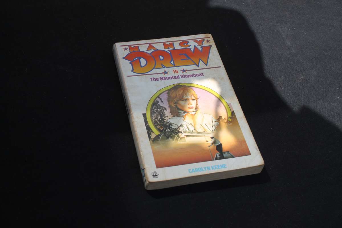 Nancy Drew the haunted showboat Carolyn keene