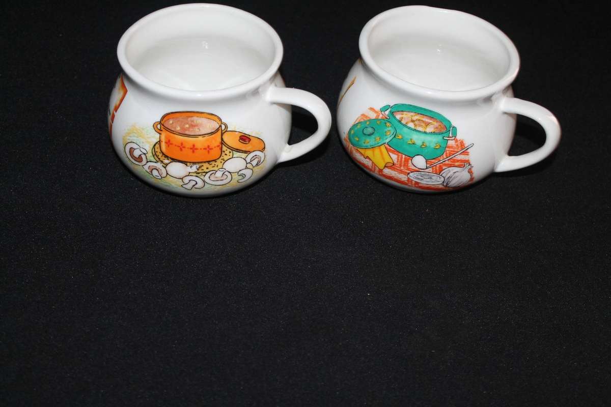 4 Retro Soup Cups with the Soup Tureen